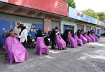 Học Vi&ecirc;n LEK Barber Academy Thực H&agrave;nh T&oacute;c Thật Tại Điểm Cắt Lưu Động