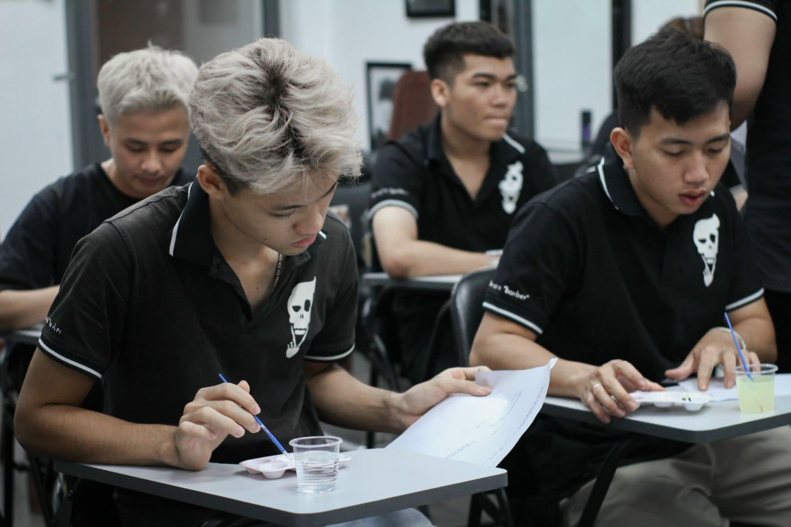 Nên Học Barber Hay Học Làm Tóc Nữ