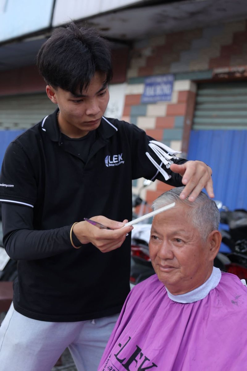 Cắt Tóc Nam Thực Tế