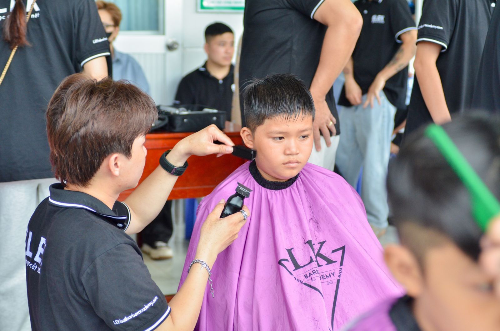 Đội ngũ LEK Barber Academy cắt tóc miễn phí cho người dân tại Tân Nhuận Đông Đồng Tháp