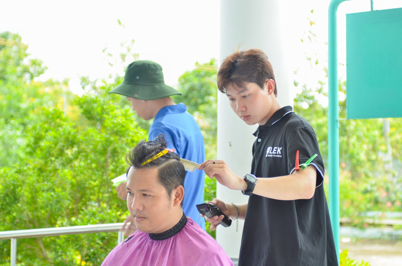 Đội ngũ LEK Barer Academy đang cắt tóc cho mọi người 
