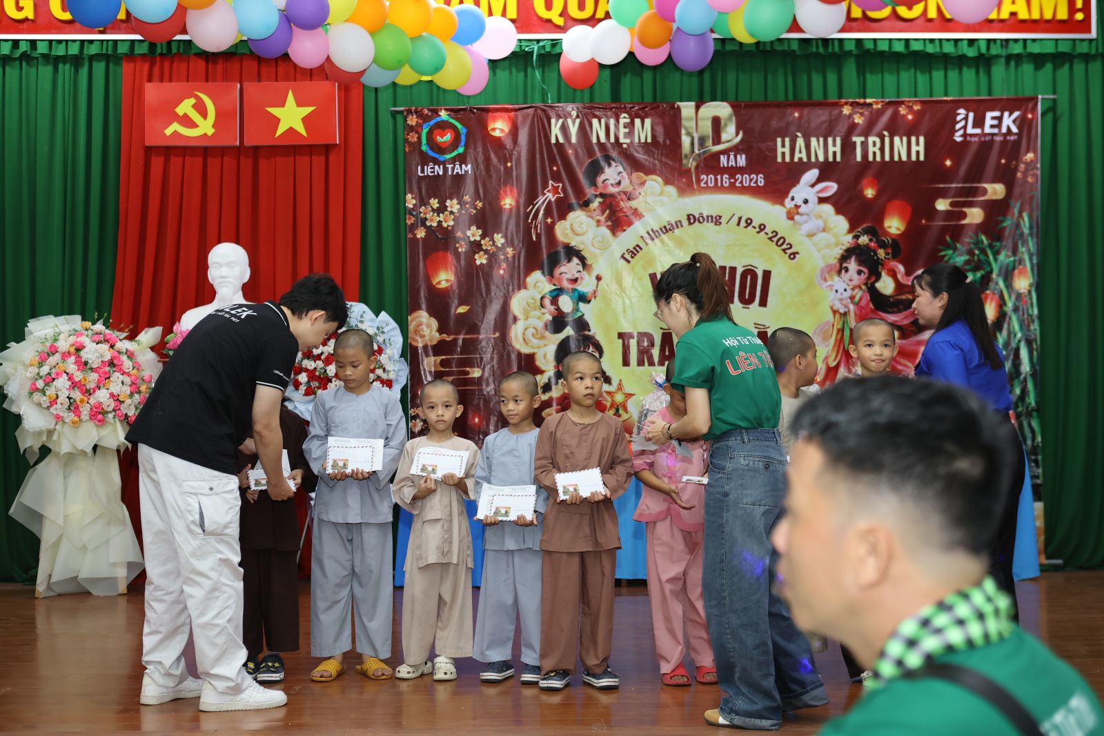 Ông Nguyễn Ngọc Minh Châu trao quà cho các em nhỏ