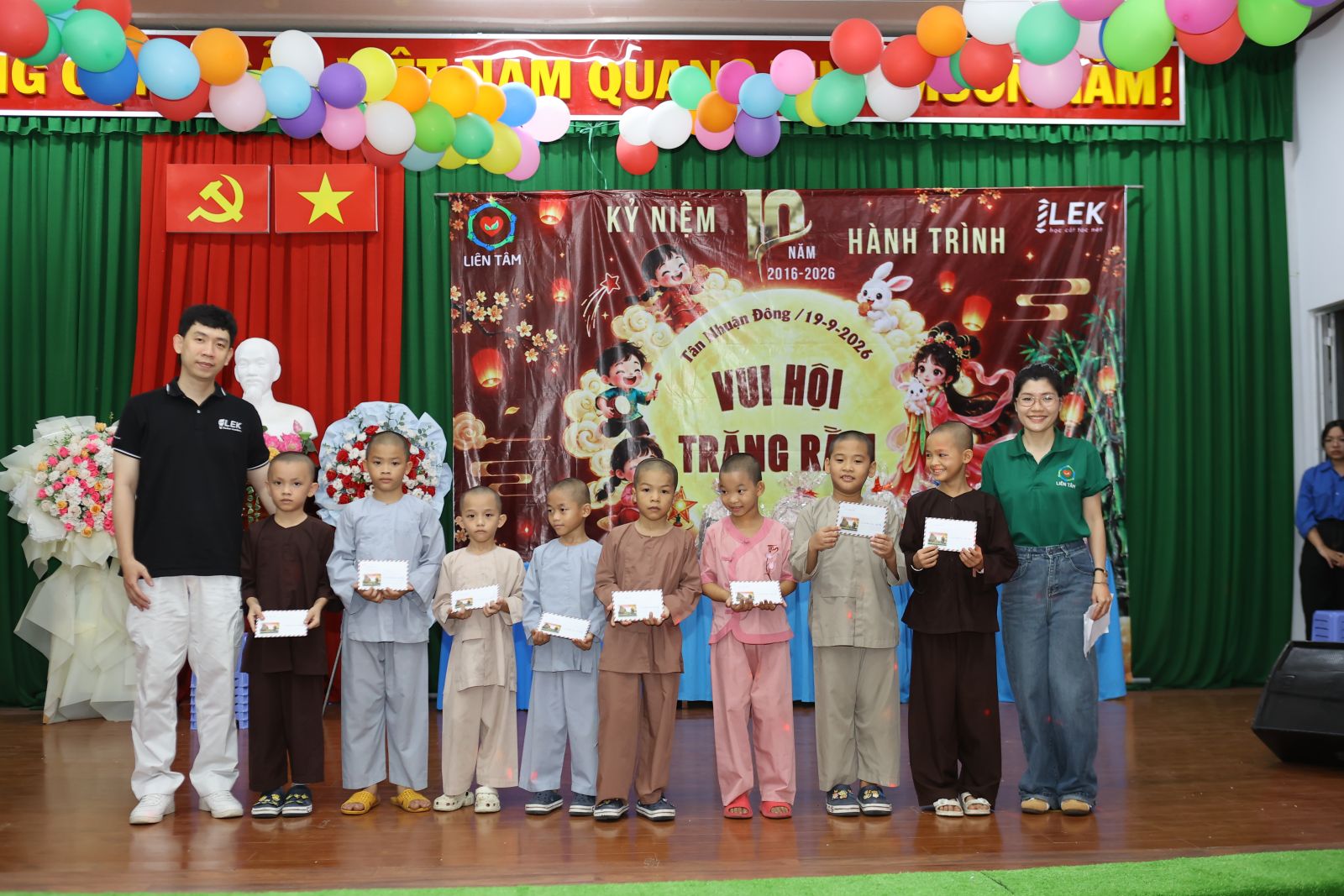 Ông Nguyễn Ngọc Minh Châu trao quà cho các em nhỏ