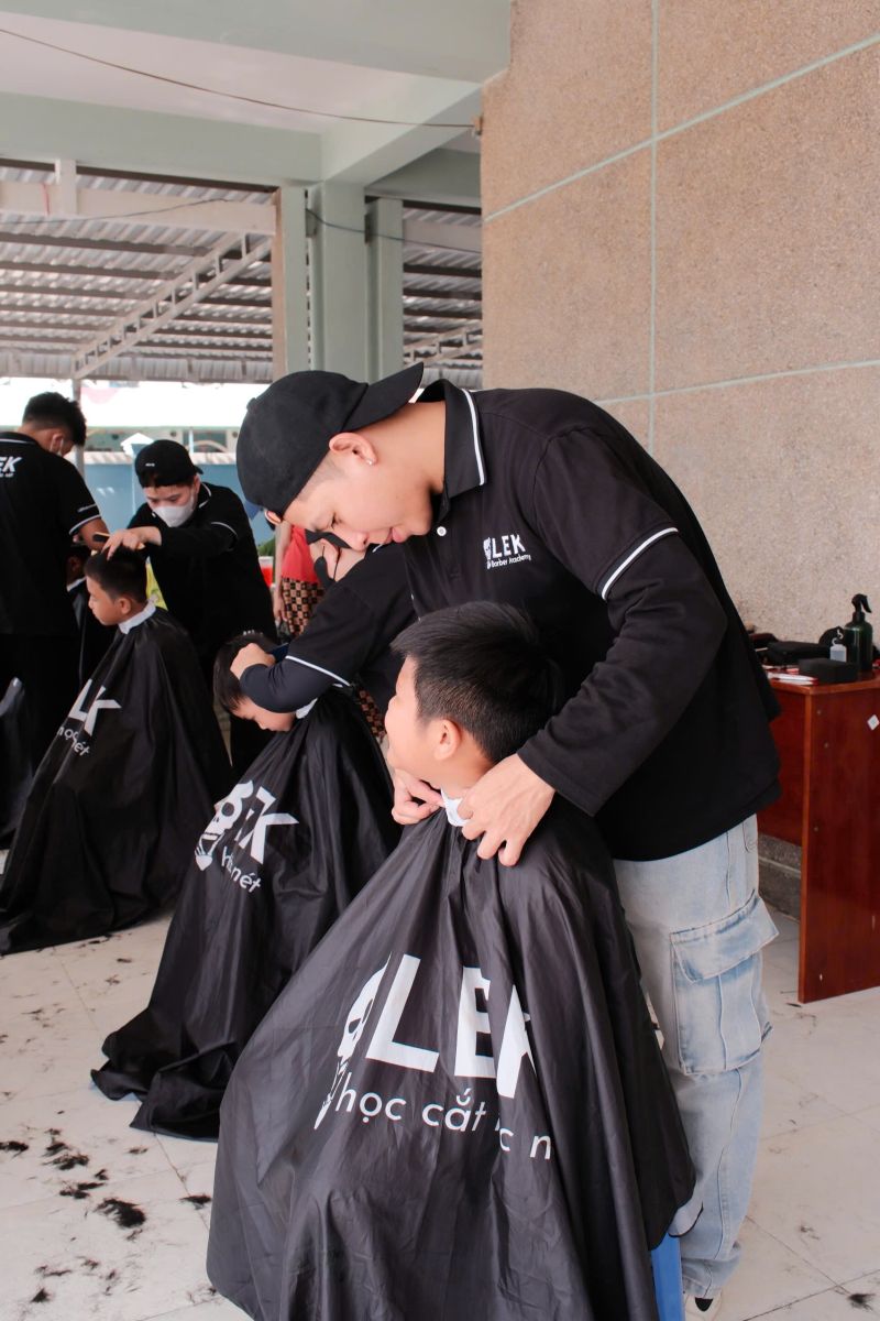 Đội ngũ LEK Barber Academy Cắt tóc cho các trẻ em