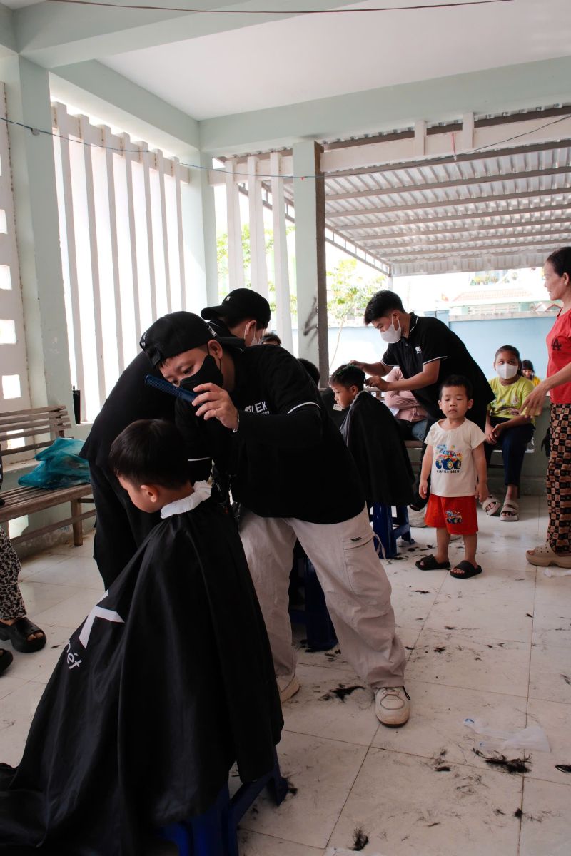 Đội ngũ LEK Barber Academy Cắt tóc cho các trẻ em