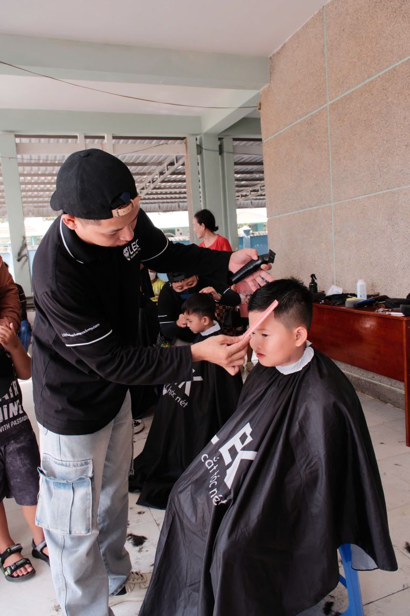 Đội ngũ LEK Barber Academy Cắt tóc cho các trẻ em