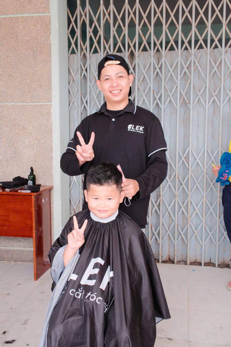 Đội ngũ LEK Barber Academy Cắt tóc cho các trẻ em