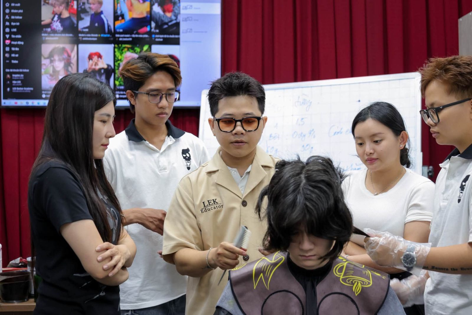 Việt kiều học barber tại Việt Nam