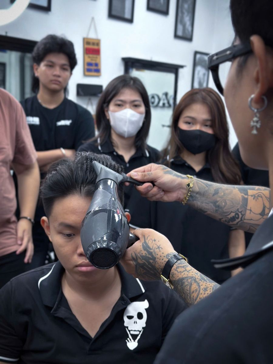 Nữ học barber