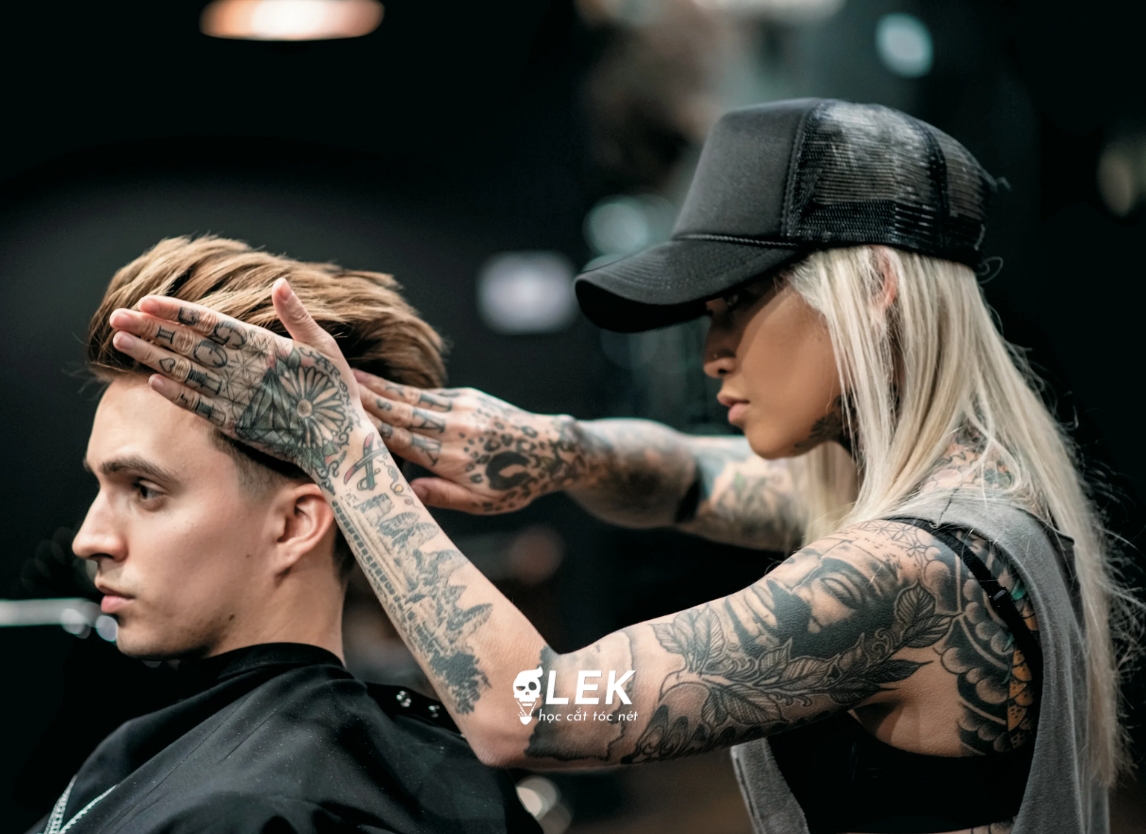 Phụ nữ làm barber